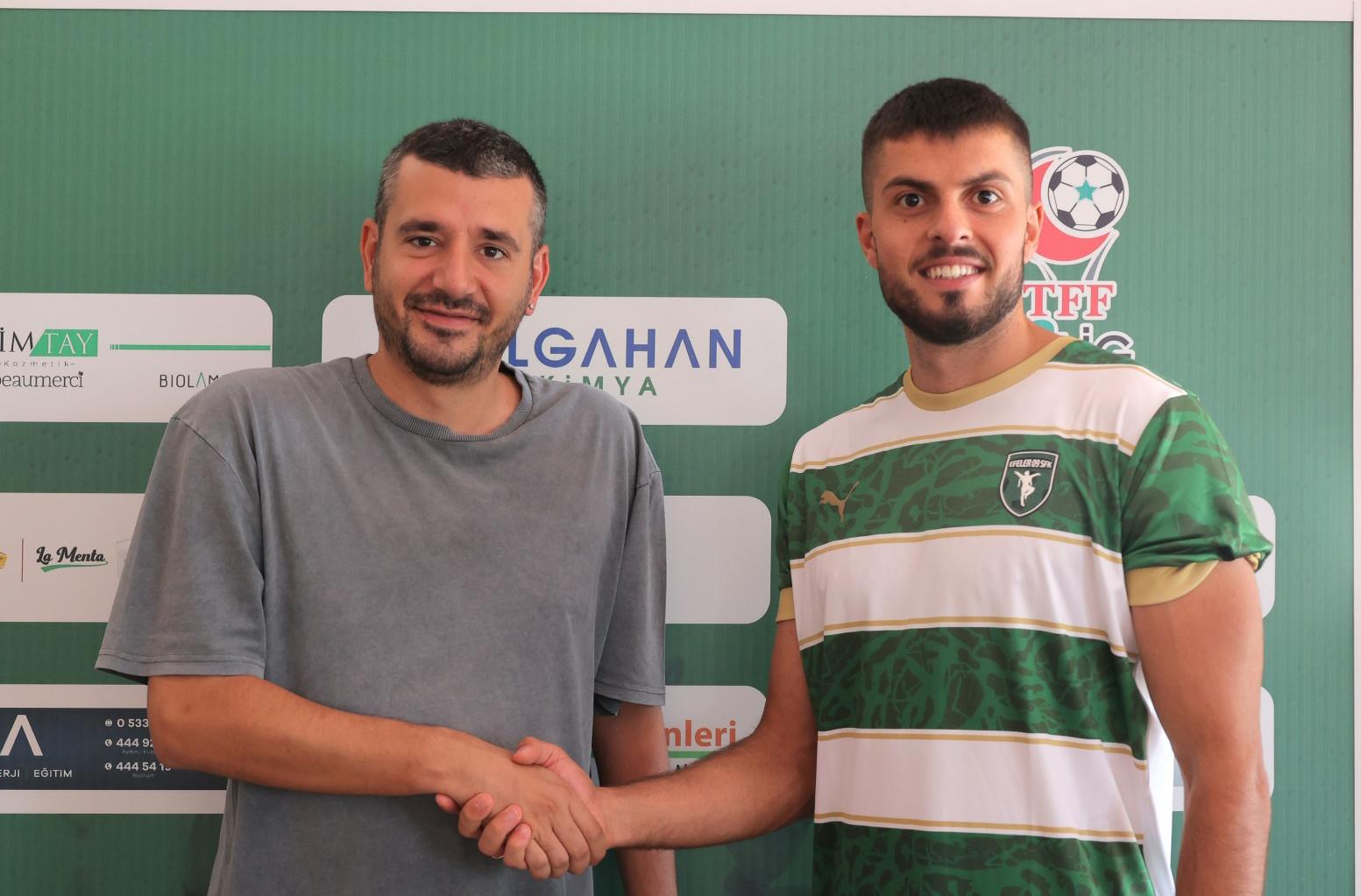 TFF 3. Lig 2. Grup’ta mücadele edecek olan Efeler 09 SFK, transfer çalışmaları kapsamında geçen sezon 3. Lig ekiplerinden 1954 Kelkit Belediyespor’da forma giyen 23 yaşındaki genç ve başarılı stoper Köksal Ayaydın’ı renklerine bağladı. Efeler 09 SFK transfer çalışmalarında Köksal Ayaydın’ı renklerine bağladı. Yeni sezonda Efeler 09 SFK’nın formasını giyecek olan Köksal Ayaydın kulüp yöneticileriyle el sıkışarak sözleşme imzaladı.