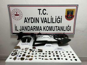 Aydın’ın Kuşadası İlçesinde jandarma ekipleri devriye sırasında kaçak kazı yaparken