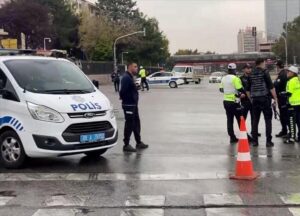 Ankara‘da İçişleri Bakanlığı Emniyet Genel Müdürlüğü giriş kapısı önüne bombalı