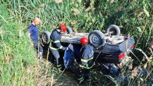 Manisa‘da, stabilize yolda takla atarak sulama kanalına uçan otomobilde yaralanan