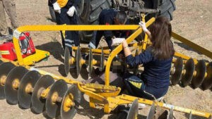 Kırıkkale‘nin Keskin ilçesinde traktöre takılı tarım makinesinin (diskaro) altında kalan