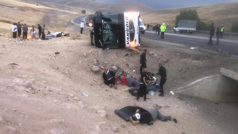 Yolcu otobüsü devrildi: 4 ölü, 32 yaralı