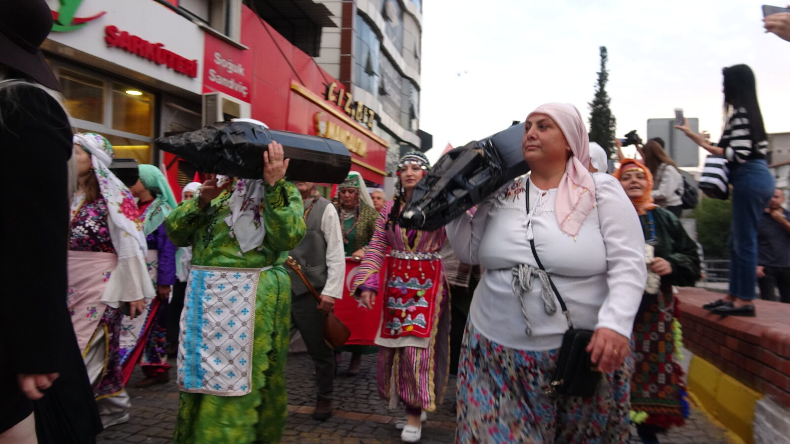 Aydın’da Cumhuriyet 100. Yılı kadınların yürüyüşü ile başladı