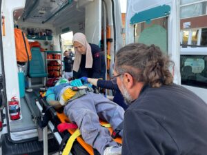 Aydın’ın Söke İlçesinde bir otelin çatısındaki korkuluk demirlerini boyayan Kemal