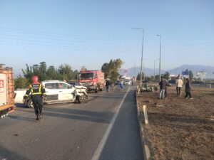 Aydın’ın Efeler İlçesinde 3 aracın karıştığı trafik kazası meydana geldi. Araçlardan birinin şarampole düştüğü kazada, 1 kişi öldü 5 kişi ise yaralandı.