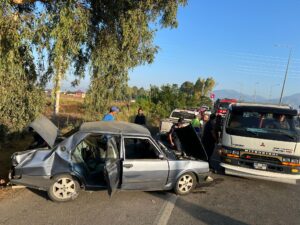 Aydın’ın Efeler İlçesinde 3 aracın karıştığı trafik kazası meydana geldi. Araçlardan birinin şarampole düştüğü kazada, 1 kişi öldü 5 kişi ise yaralandı.