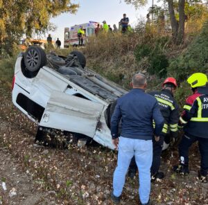 Aydın’ın Efeler İlçesinde 3 aracın karıştığı trafik kazası meydana geldi. Araçlardan birinin şarampole düştüğü kazada, 1 kişi öldü 5 kişi ise yaralandı.