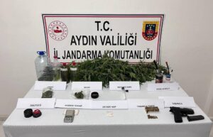 Aydın’ın Kuşadası İlçesinde bir eve jandarmanın yaptığı operasyonda uyuşturucu, ruhsatsız