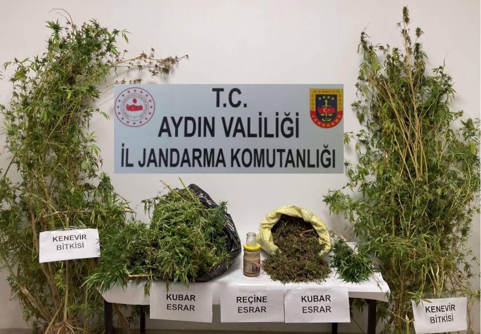 Evinde kilolarca uyuşturucuyla yakalandı