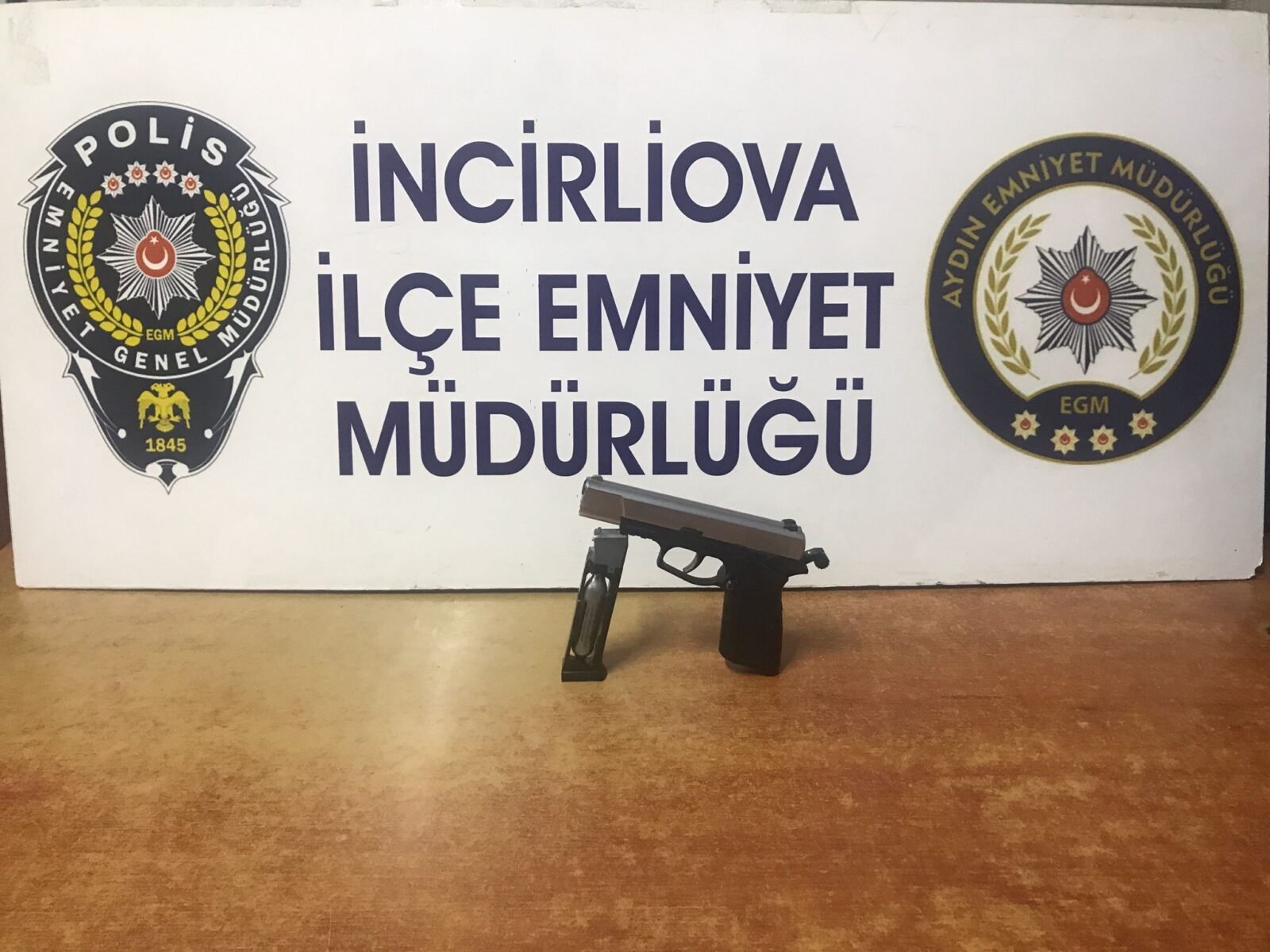 4 kafadar bir oldu öğrencileri tabancayla tehdit etti