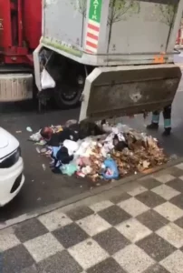 Kadıköy‘de sağanak yağıştan korunmak için çöp konteynerine giren kişi, polis