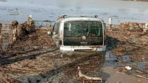 Aydın‘ın Söke ilçesinde sağanak yağmurun neden olduğu sel sularının taşıdığı