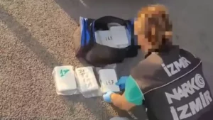 İzmir’de, polis ekiplerinin yaptığı operasyon sonucunda 10 kilo 620 gram