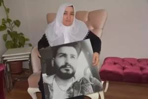 Aydın’ın Germencik ilçesinde otoyolda kaza yapan yaralıya müdahale etmek için