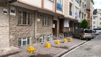 Esenyurtta bir kadın, doğum yaptıktan birkaç saat sonra bebeğini bir