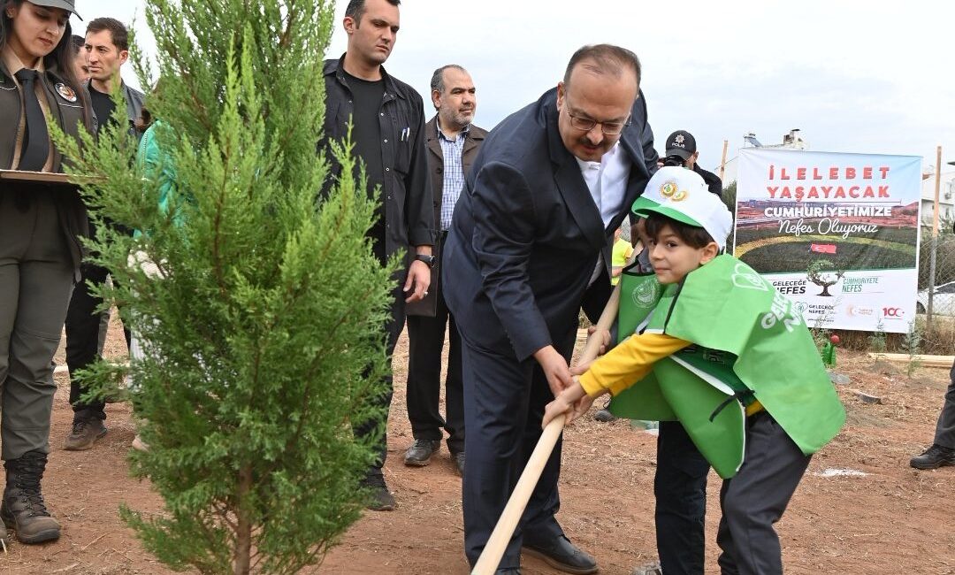 Aydın’da 2 bin 23 fidan toprakla buluştu Aydın’da 11 Kasım Milli Ağaçlandırma Günü dolayısıyla, 2 bin 23
