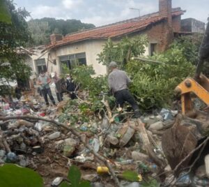 Aydın’ın Germencik İlçesinde belediye ekipleri tarafından temizlenen bir evden kamyonlarca