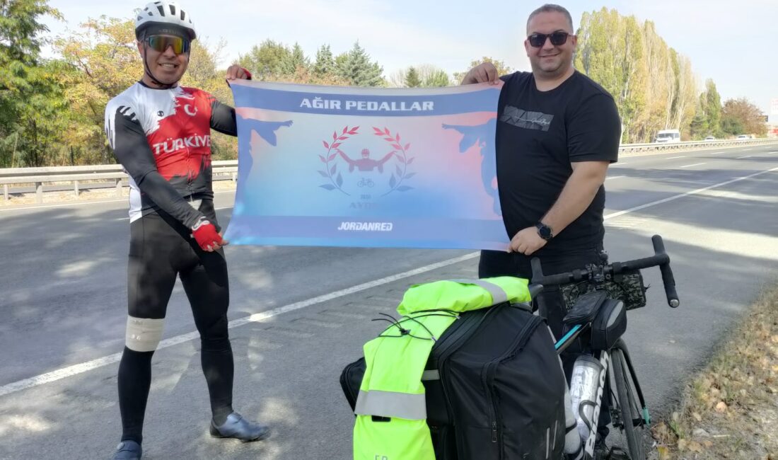 Aydınlı Gazi Anıtkabir’e 630 kilometre pedal çevirdi Aydınlı Gazi Bülent Sönmez 10 Kasım Atatürk'ü Anma Günü dolayısıyla