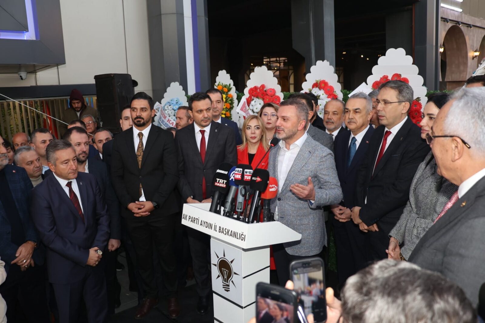 AK Parti’nin yeni hizmet binası açıldı