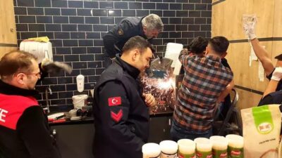 Sivas'ta kasap dükkanında çalışan Burak Yalçın (20), et çekimi sırasında