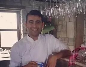İzmir'in Urla ilçesinde, restoranlarda şef yardımcısı olarak çalışan aşçı Mehmet