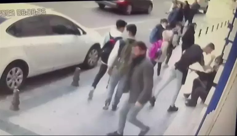 Alnına kalem sapladığı adam öldü
