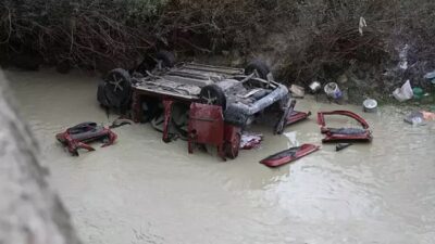 Manisa'nın Kula ilçesinde yağış nedeniyle kayganlaşan yolda kontrolden çıkan hafif