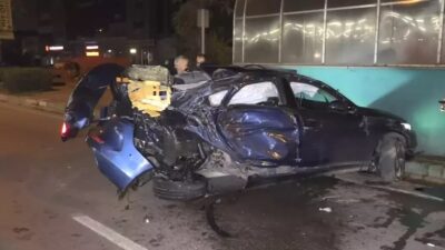 Bursa'da, aşırı hız nedeniyle kontrolden çıkan otomobil önce yol kenarındaki