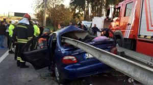 Kocaeli’nin Çayırova ilçesinde, kontrolden çıkarak bariyerlere saplanan otomobildeki anne Ayşe