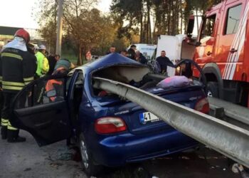 Bariyerlere saplanan otomobildeki anne ve oğlu öldü