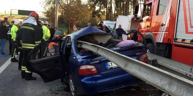 Bariyerlere saplanan otomobildeki anne ve oğlu öldü