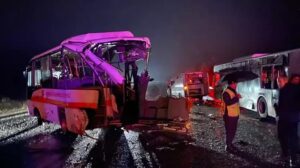 İki otobüs ve karavan çarpıştı; 2’si ağır 14 yaralı