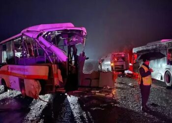 İki otobüs ve karavan çarpıştı; 2’si ağır 14 yaralı