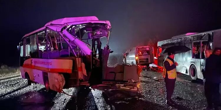 İki otobüs ve karavan çarpıştı; 2’si ağır 14 yaralı