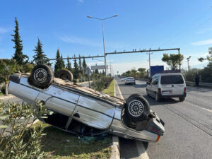 Aydın’ın Nazilli İlçesinde TIR ile otomobilin çarpıştığı kazada takla atan