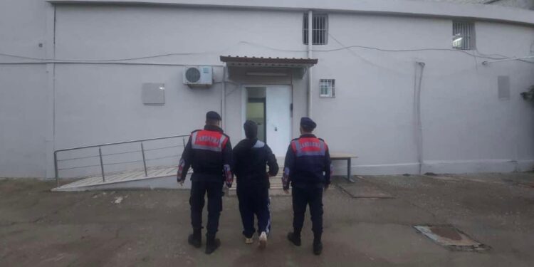 13 yıl hapis cezasıyla aranıyordu 500 gram esrarla yakalandı