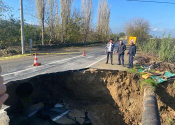 Koçarlı'da aşırı yağmur yolu çökertti
