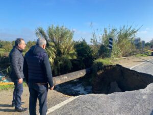 Koçarlı'da aşırı yağmur yolu çökertti