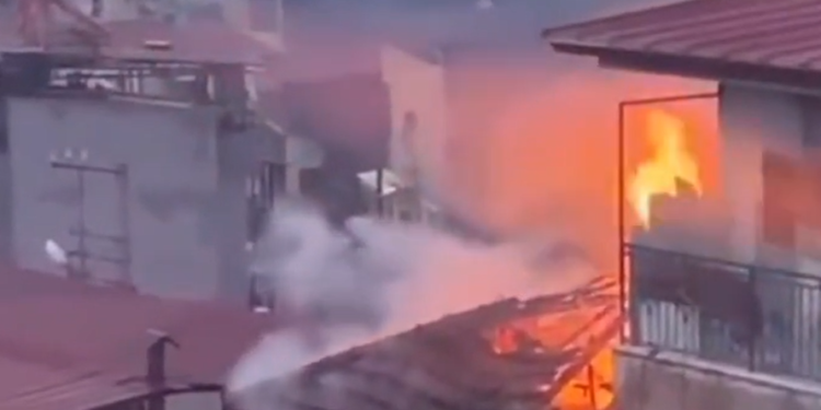 Alevlere teslim olan ev kullanılamaz hale geldi