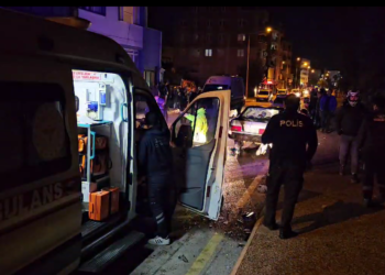 Otomobil karşı şeritteki otomobille çarpıştı; 6 yaralı