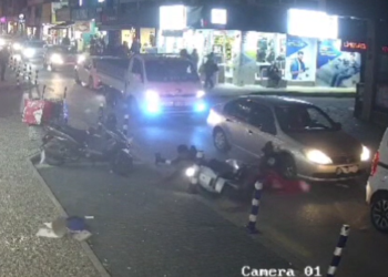 Motosiklet yaya kuryeye çarptı: 1’i ağır 2 yaralı