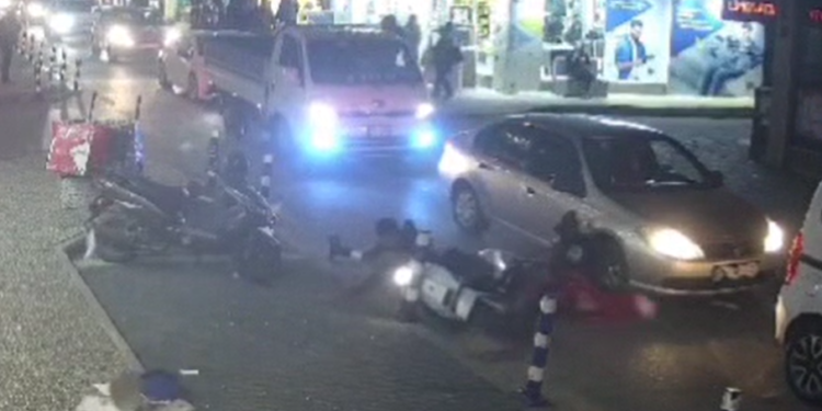 Motosiklet yaya kuryeye çarptı: 1’i ağır 2 yaralı