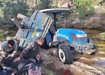 Römork ve traktör arasında sıkışarak öldü