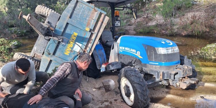 Römork ve traktör arasında sıkışarak öldü