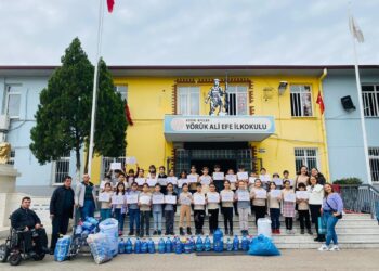 Topladıkları plastik kapaklarla 10 tekerlekli sandalye aldılar