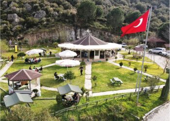 Römork ve traktör arasında sıkışarak öldü