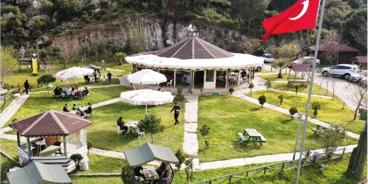 Römork ve traktör arasında sıkışarak öldü