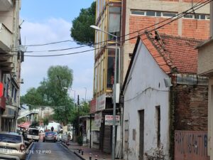 İncirliova’nın Cumhuriyet Mahallesi Hükûmet Caddesi girişinde eski binanın çatısının ikiye ayrılması yoldan geçenleri tedirgin ediyor.