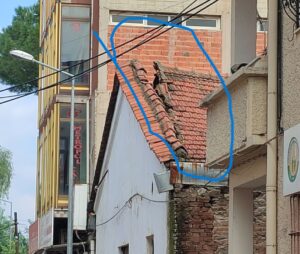 İncirliova’nın Cumhuriyet Mahallesi Hükûmet Caddesi girişinde eski binanın çatısının ikiye