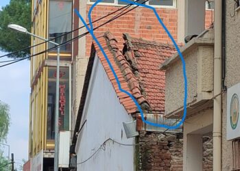 İncirliova’da çatıdaki çatlak vatandaşı tedirgin ediyor